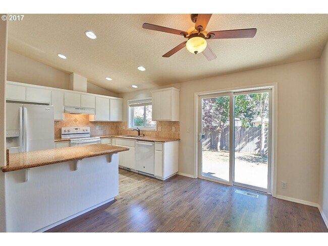 Foto del edificio - Lovely 3 Bed, 2 Bath Home in Dundee- Walking Distance to New Elementary School!