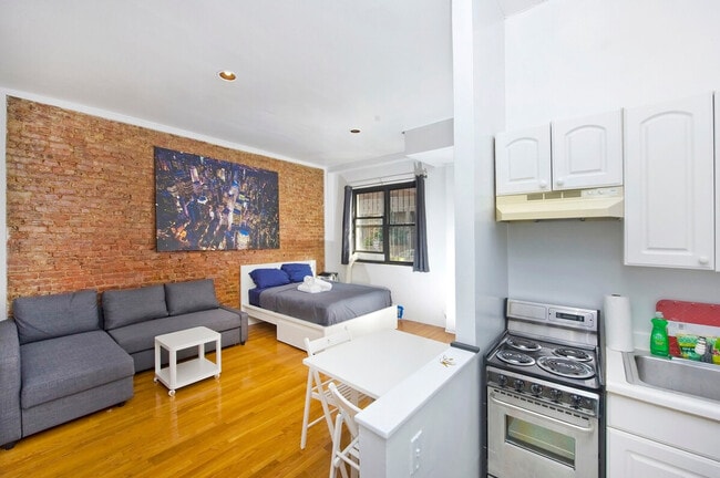 Building Photo - 215 B E 95th St