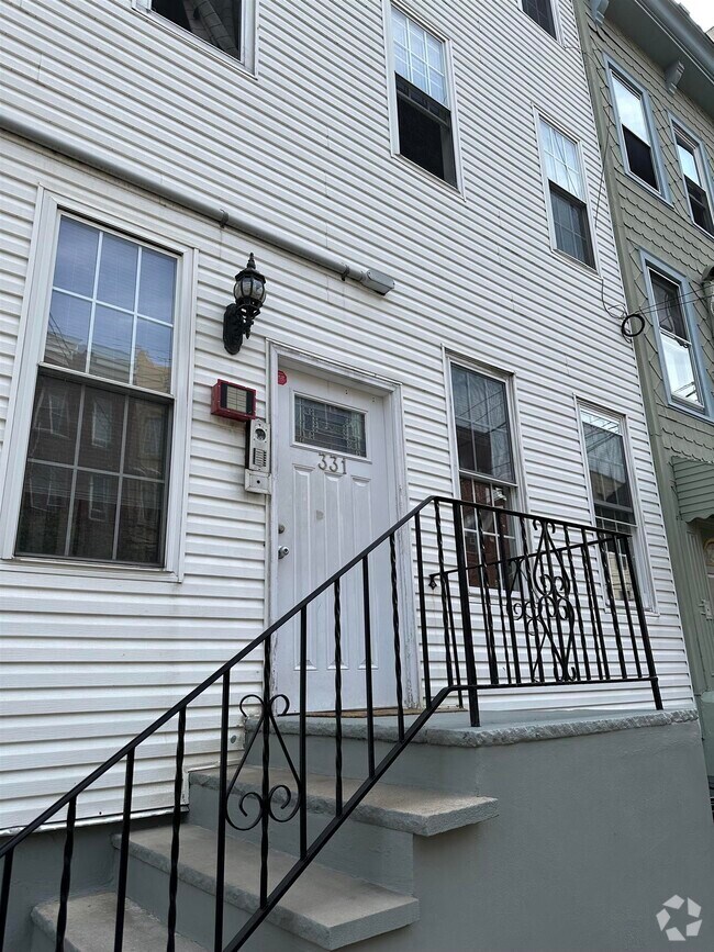 Building Photo - 331 Monroe St