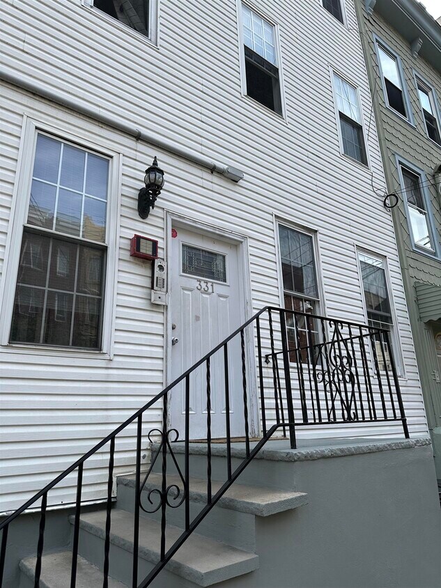 Foto principal - 331 Monroe St