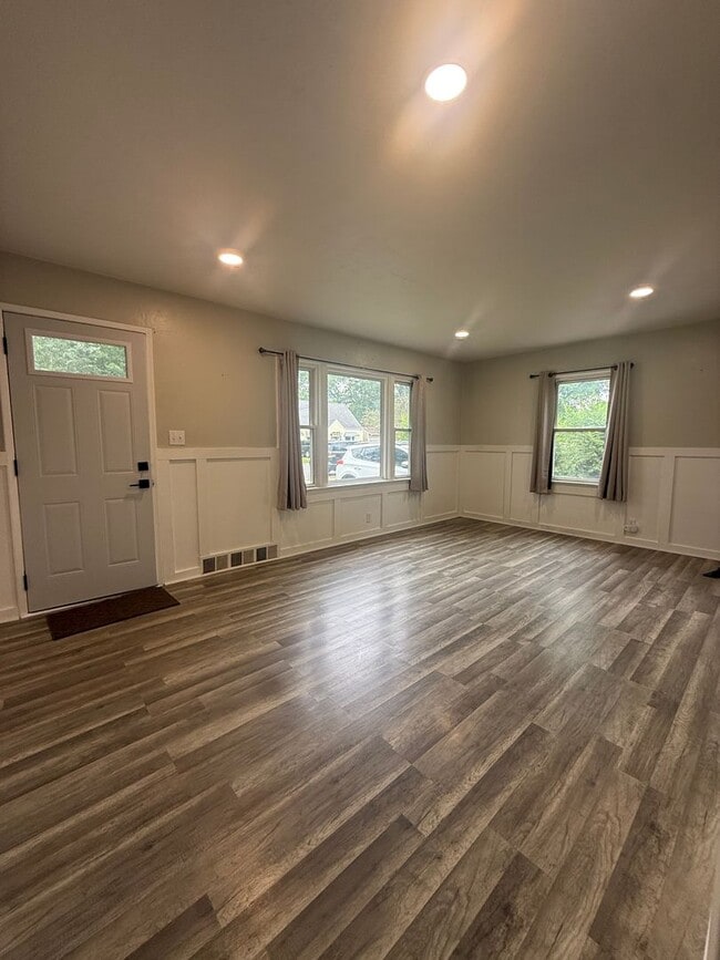 Building Photo - Beautiful 2 Bedroom 1 Bathroom House