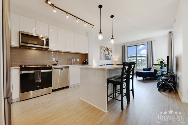 Building Photo - Bright 1 Bedroom + Den Condo for Rent in Union Park, Willoughby Heights