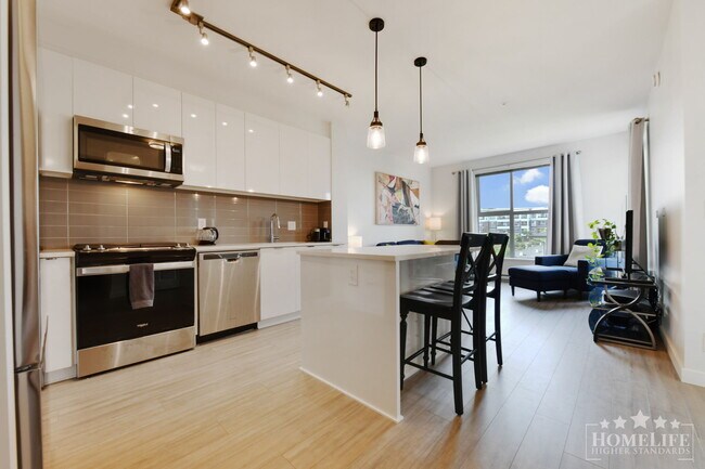 Photo du bâtiment - Bright 1 Bedroom + Den Condo for Rent in Union Park, Willoughby Heights