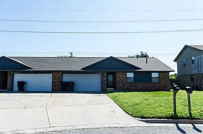 Foto del edificio - 3 Bed | 2 Bath | 2 Car Garage - Duplex - UNDER $1000 per month - Putnam City Schools