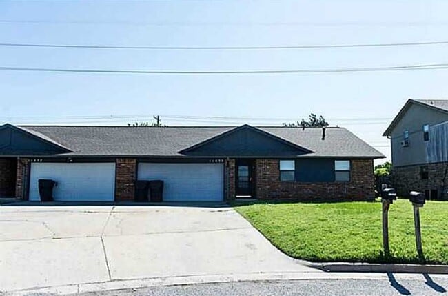 Photo - 3 Bed | 2 Bath | 2 Car Garage - Duplex - UNDER $1000 per month - Putnam City Schools House