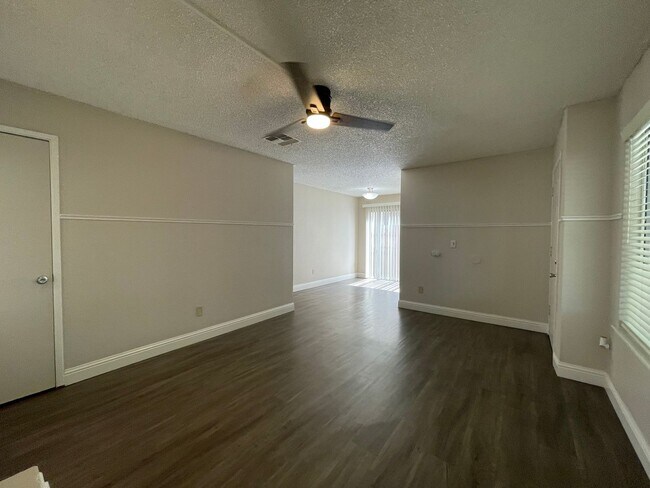 Foto del edificio - Spacious and Modernized 2 Bedroom, 2 Bath!...