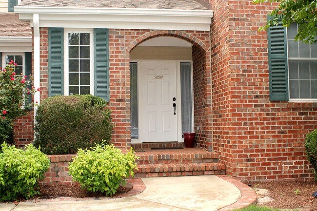 Building Photo - 2137 Creswell Dr
