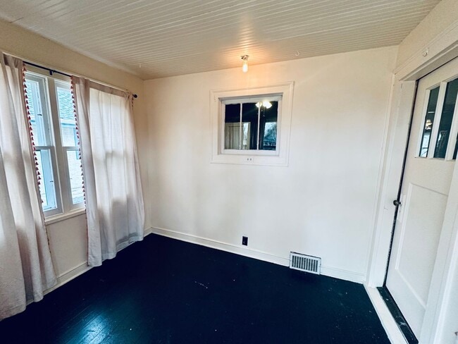 Foto del edificio - Charming 2-Bedroom Home w/ Finished Loft, Open Floor Plan & Sunroom!