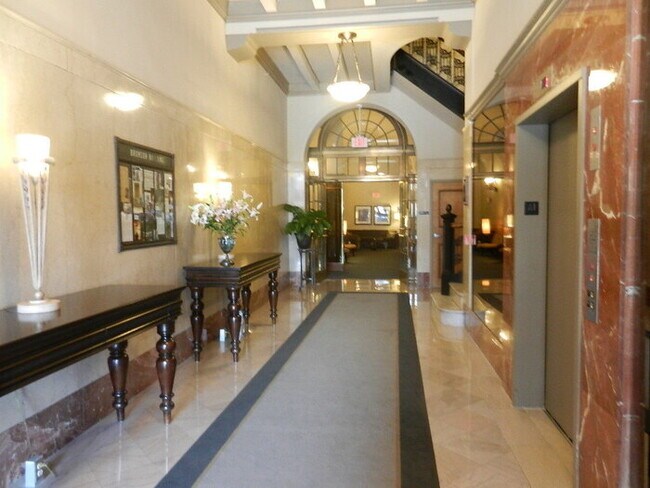 Foto del edificio - 2 BR condo next to Elevator Brewing!