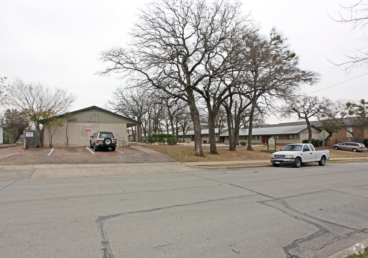 Primary Photo - Oakwood Square Apartments