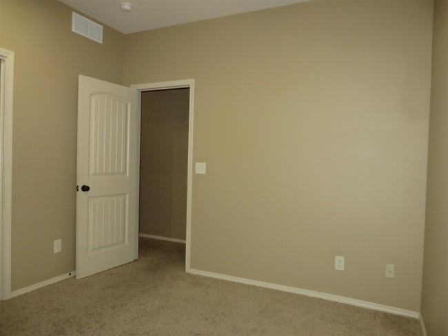 Foto del edificio - 2128 N Woodlawn Blvd