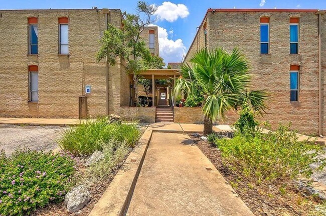 Foto del edificio - 3431 N Hills Dr