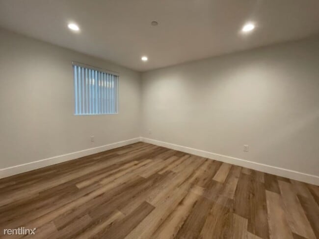Building Photo - 7 br, 4 bath Townhome - 1414 1/2 E 23rd St
