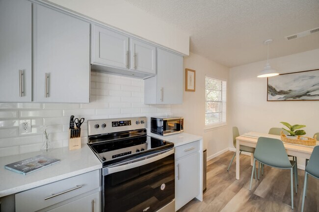 Foto del edificio - 1904 Jasmine Ln