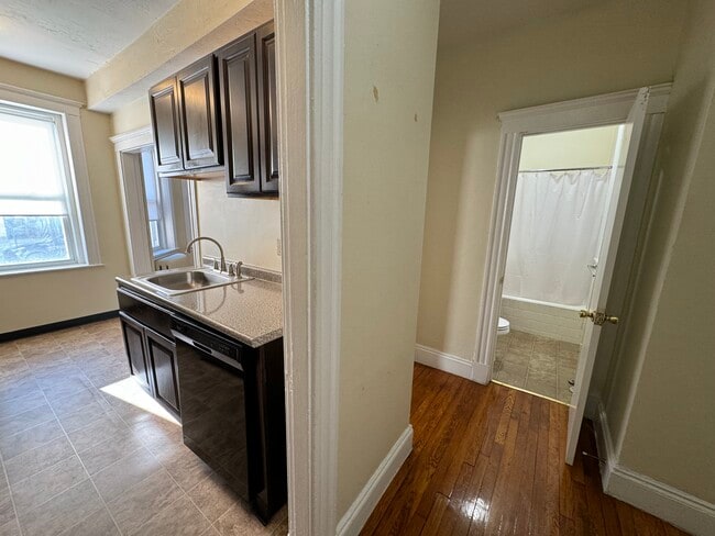 Building Photo - 156 Kelton St