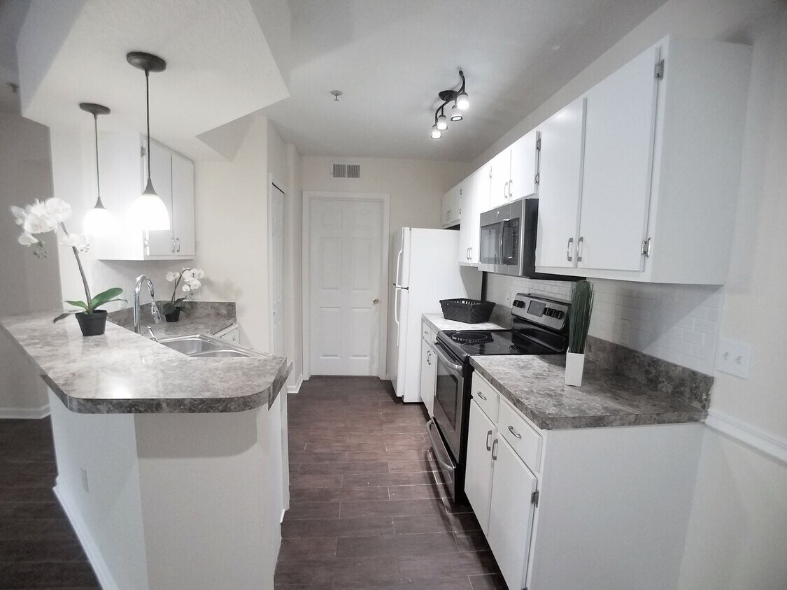 Foto principal - Gorgeous 1/1 Condo for Rent at The Crest c...