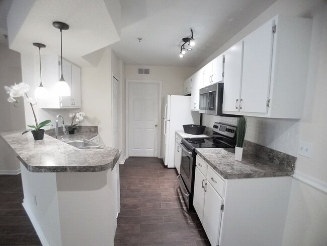 Gorgeous 1/1 Condo for Rent at The Crest c... - Gorgeous 1/1 Condo for Rent at The Crest c...