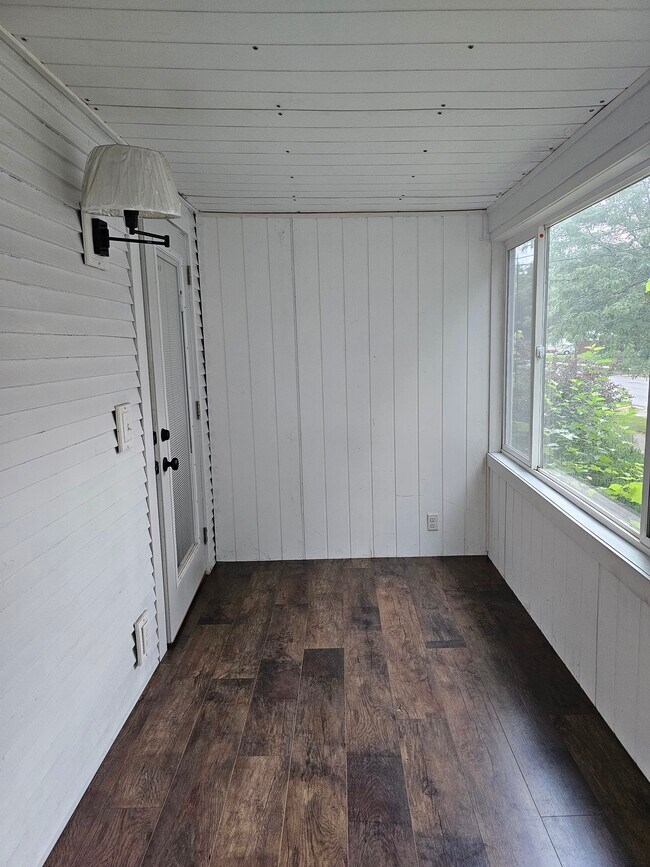 3 Season Porch (4 with space heater) - 607 Fuller Ave SE
