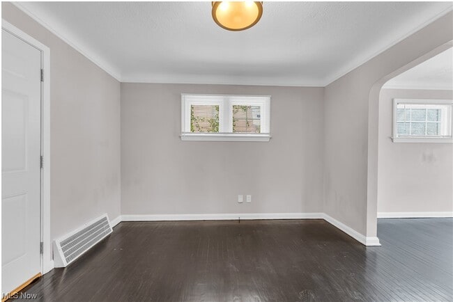 Building Photo - 256 E 210th St