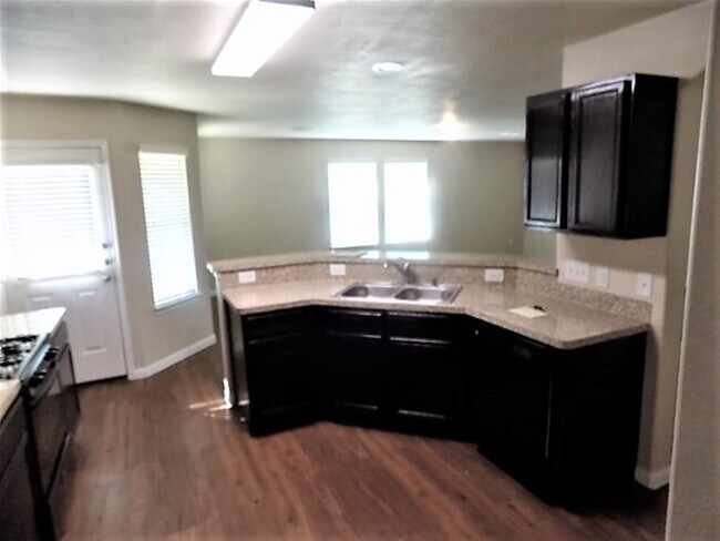 Foto del edificio - 911 Redcrest Springs Ct