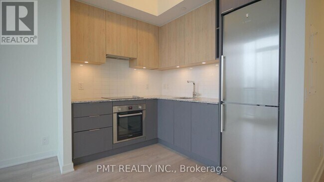 Building Photo - 120 Parliament St