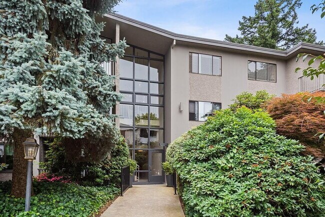 Foto del edificio - "Spacious 2-Bed, 2-Bath Gem in Prime Bellevue Location - 1455 Sq Ft of Modern Living!"