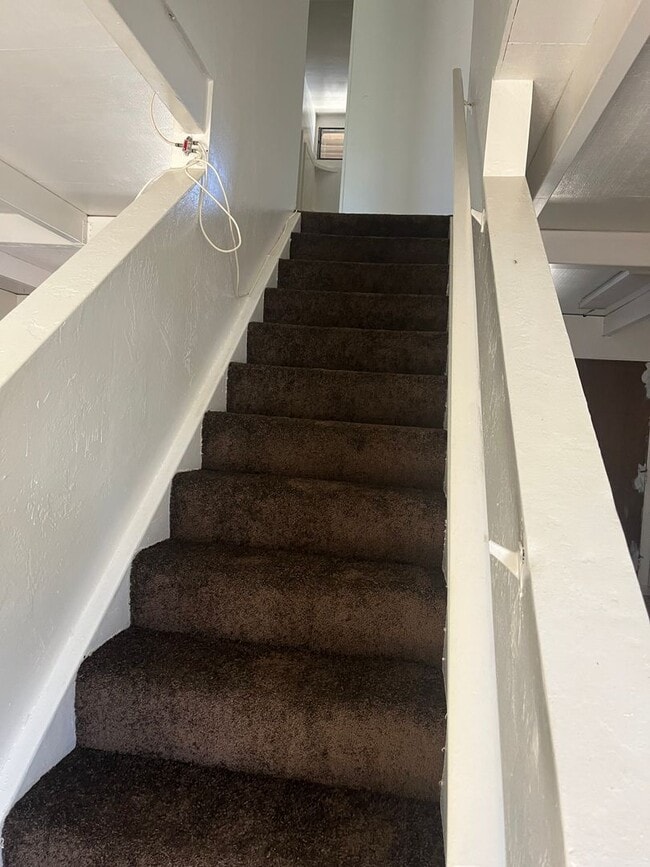 Building Photo - 4 bedroom 1 1/2 bath Townhome