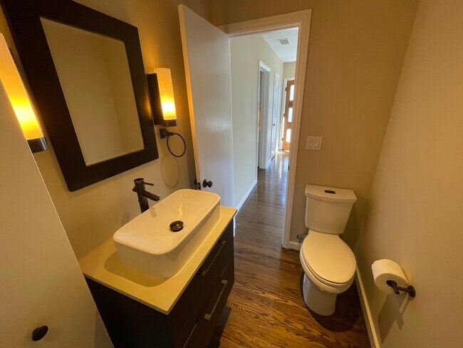 Baño secundario con lavandería - 10887 Flaxton St