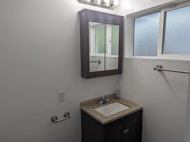 Foto del edificio - Beautifully updated 4-bedroom, 2-bathroom ...