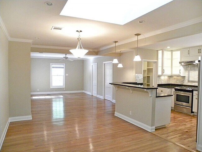 Building Photo - 2106 Robinhood Trail
