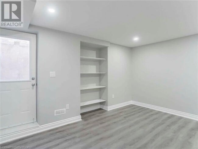 Building Photo - 1529 Devine Pt