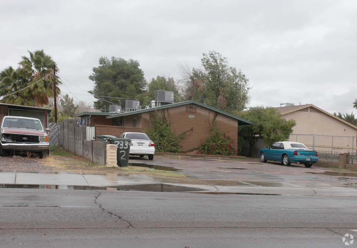 Primary Photo - 2324 W Orangewood Ave