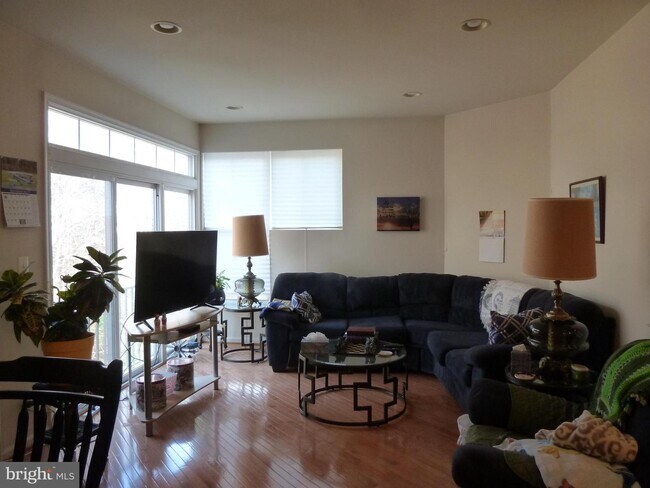 Foto del edificio - 43092 Hunters Green Square