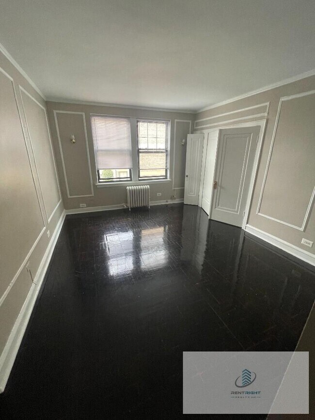 Building Photo - 1209 W Sherwin Ave