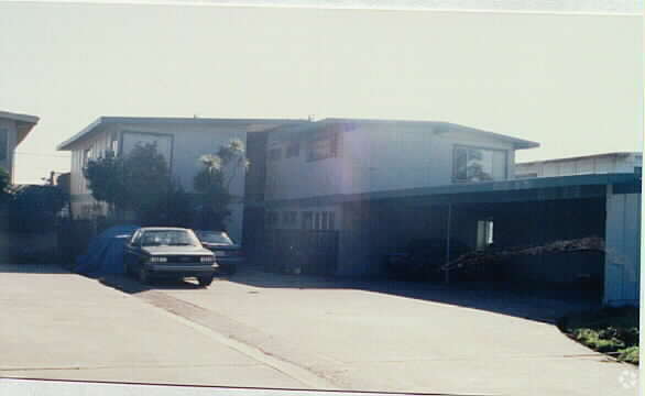 Building Photo - 3329 Los Prados St
