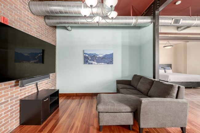 Building Photo - Furnished Luxury Old Town 1 Bedroom Condo