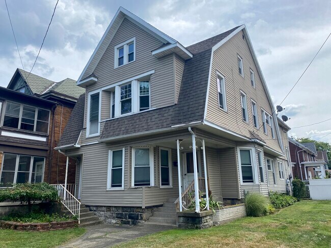 Building Photo - 1063 W 8th St