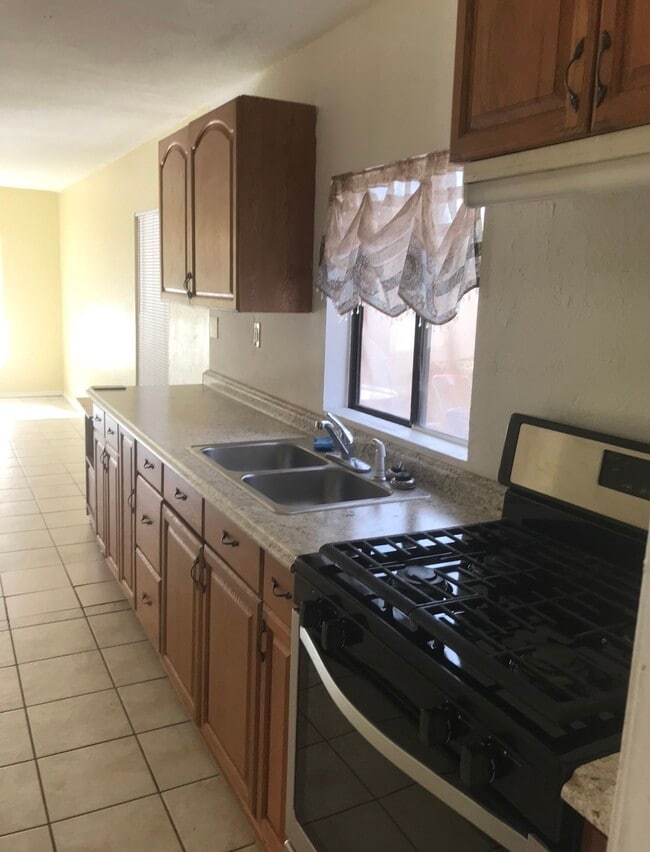 Building Photo - 106 E Vaughn Ave