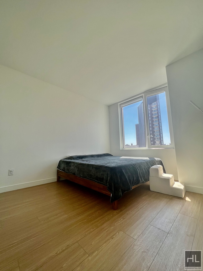 Building Photo - NO FEE + Three Month Free !!!! 1 Bedroom i...
