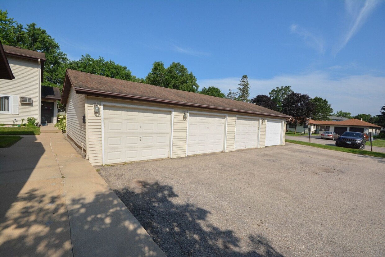 Foto principal - Great pet friendly townhome with private p...