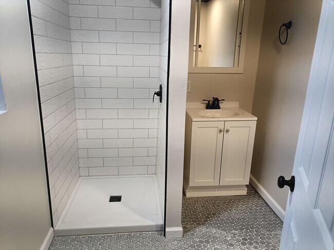 Building Photo - 3 bedroom 2 bathroom single family home wi...