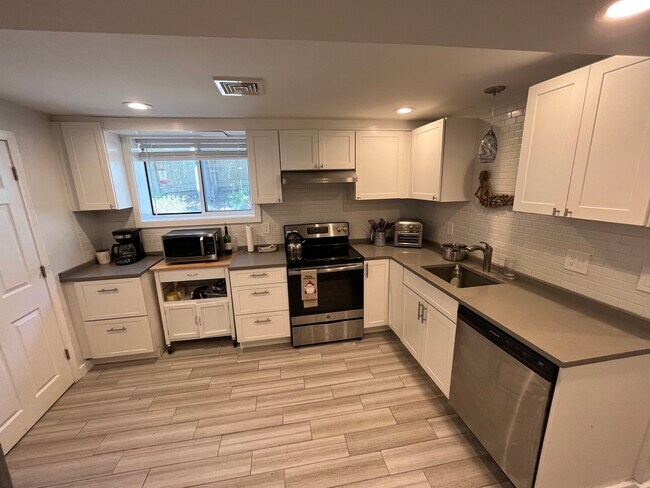Building Photo - 8 Cutlass Ln
