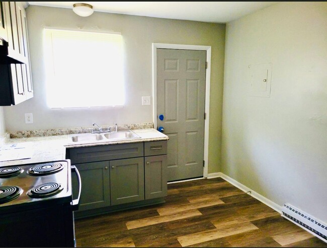 Building Photo - Newly Renovated 2 Bedroom 1 Bathroom Duple...