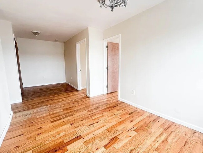 Building Photo - Great size two bedroom apartment , located close to transportation and local shops on Myrtle