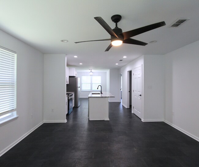 Foto del edificio - 3 Bedroom Home in Wakulla Gardens Available Now