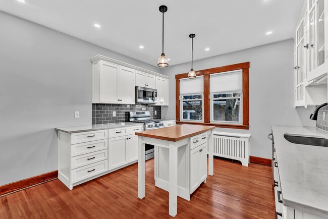 Kitchen - 116 Crestwood Ave