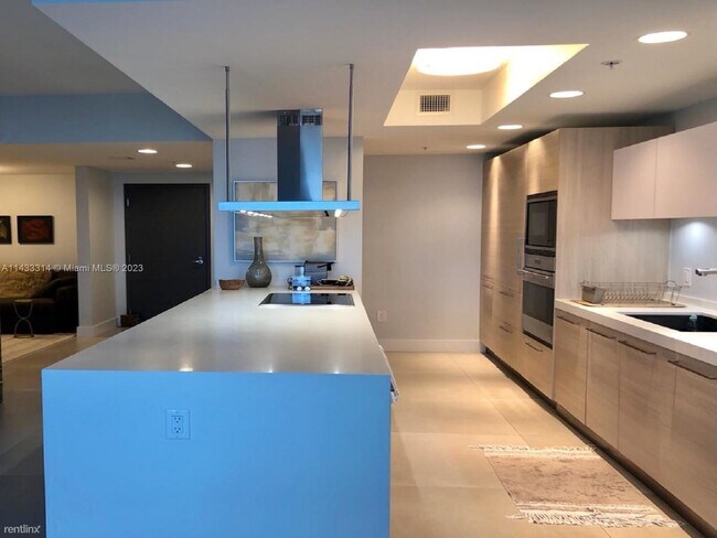 Building Photo - 3 br, 3.5 bath Condo - 17301 Biscayne Blvd...