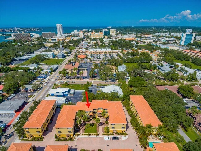 Foto del edificio - 528 Jasmine Way