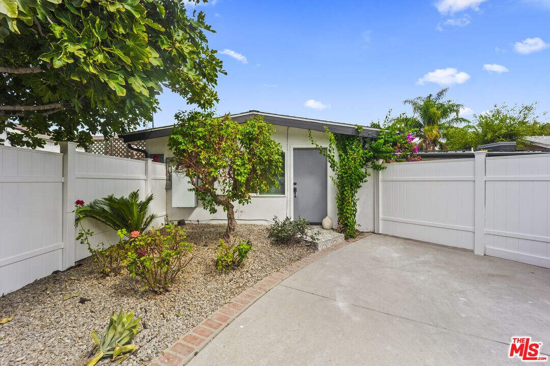 Foto principal - 7442 Capps Ave