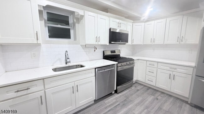 Building Photo - 549 Palisade Ave